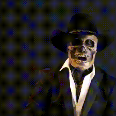Homme en costume noir avec maquillage de crâne, portant un chapeau de cow-boy, sur fond sombre. Look Halloween, style Dia de los Muertos.