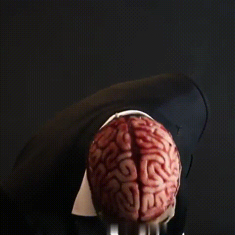 Homme en costume avec tête en forme de cerveau humain, fond noir. Concept créativité, intelligence, innovation. Image intrigante et surréaliste.