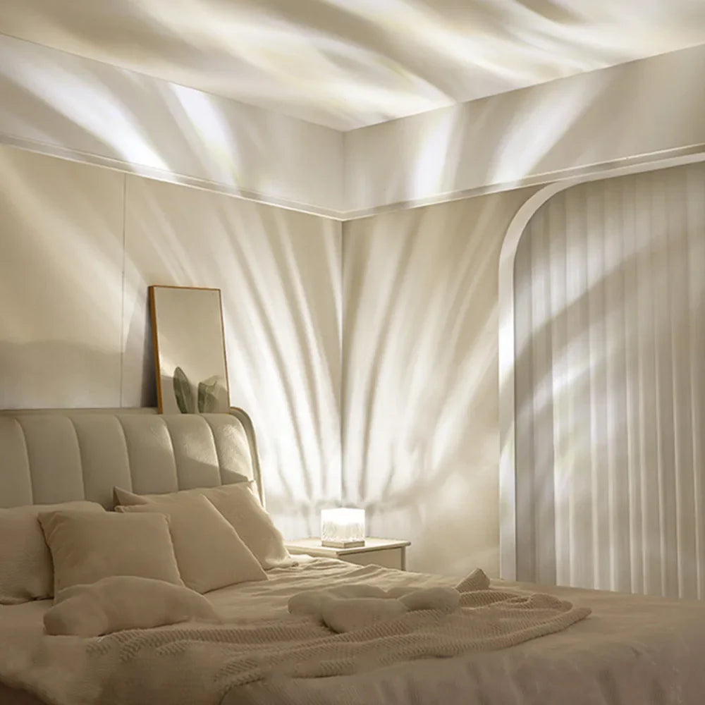 Lyst og elegant soveværelse med moderne indretning, hvid seng, puder, natbord og unik belysning, der skaber mønstre på væggen.