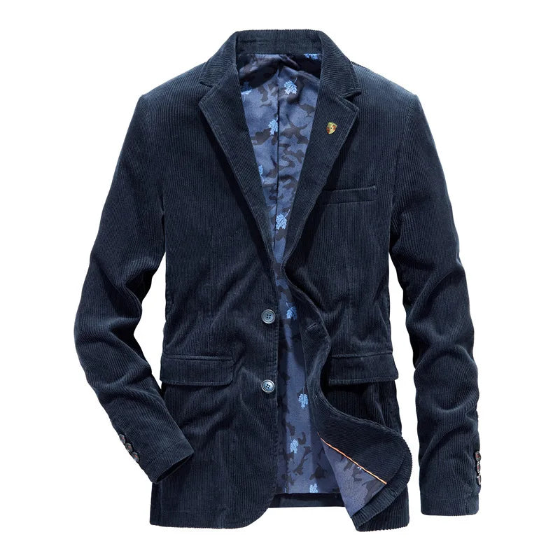 Mørkeblå fløjlsblazer til mænd med to knapper og lommer, foret med blomstret mønster. Elegant herrejakke til formelle og casual lejligheder.