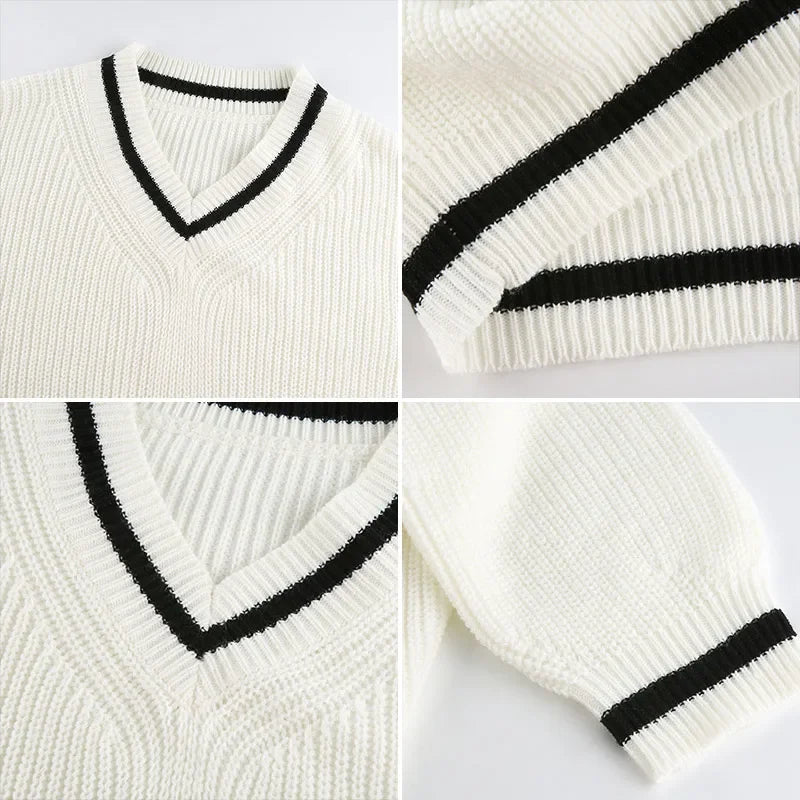 Hvid striktrøje med V-hals og sorte striber, ribstrikket design, lange ærmer. Perfekt til efterårsmode og casual stil.