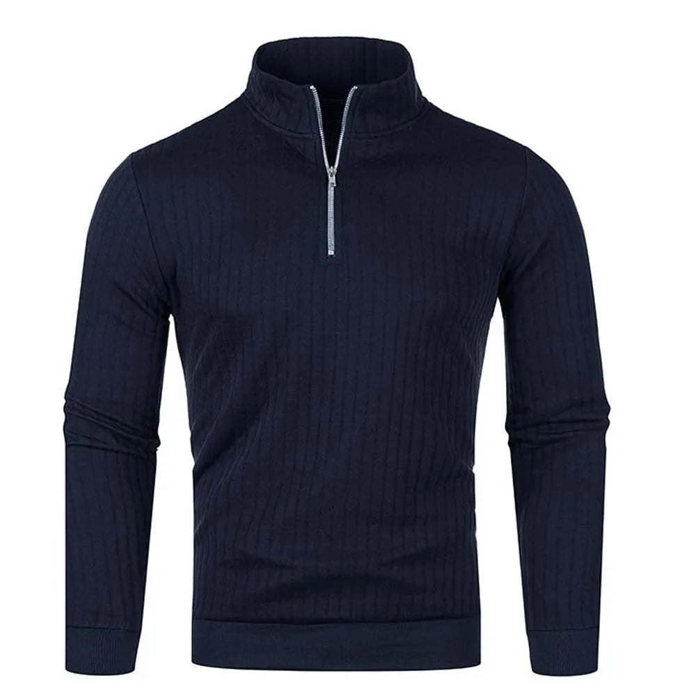 Mørkeblå herretrøje med høj hals og lynlås, ribstrikket design, langærmet. Perfekt til efterårsmode og casual stil.