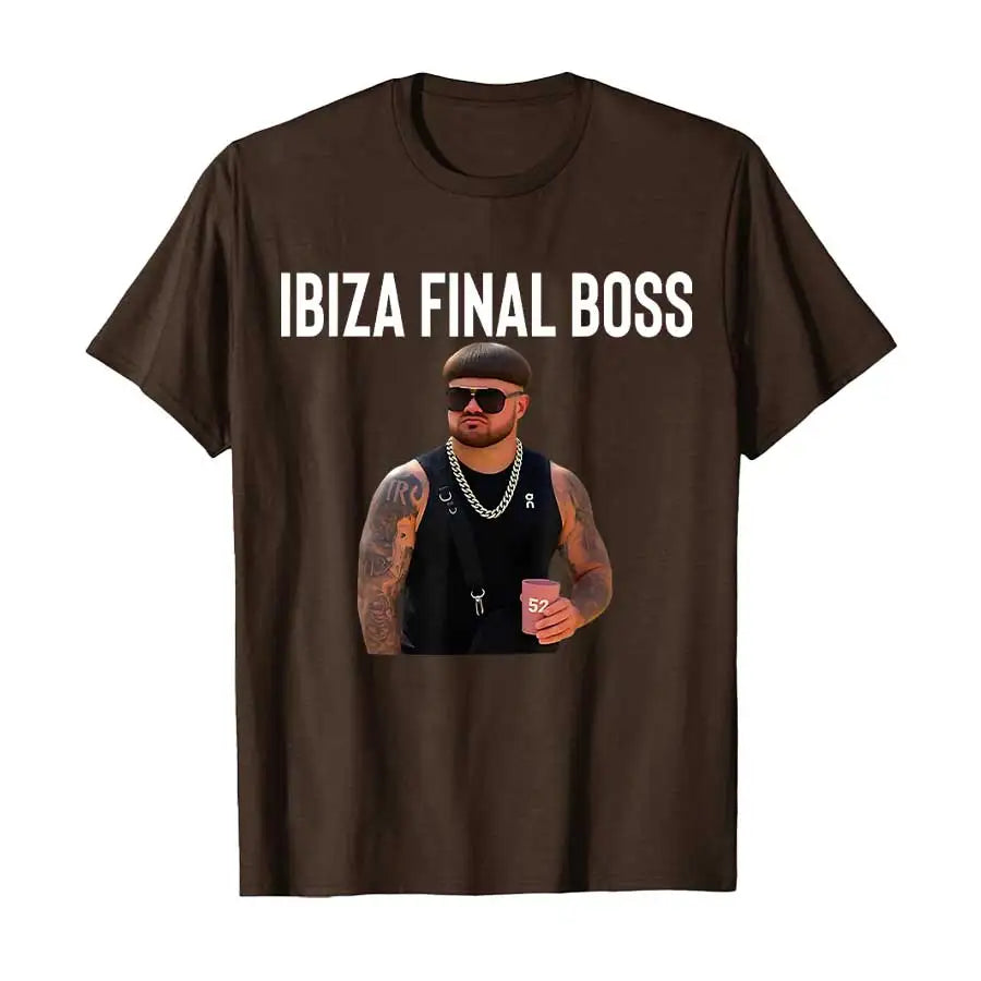 Brun t-shirt med teksten "Ibiza Final Boss" og billede af muskuløs mand med solbriller, kasket og kaffekop. Perfekt til fest og sommermode.