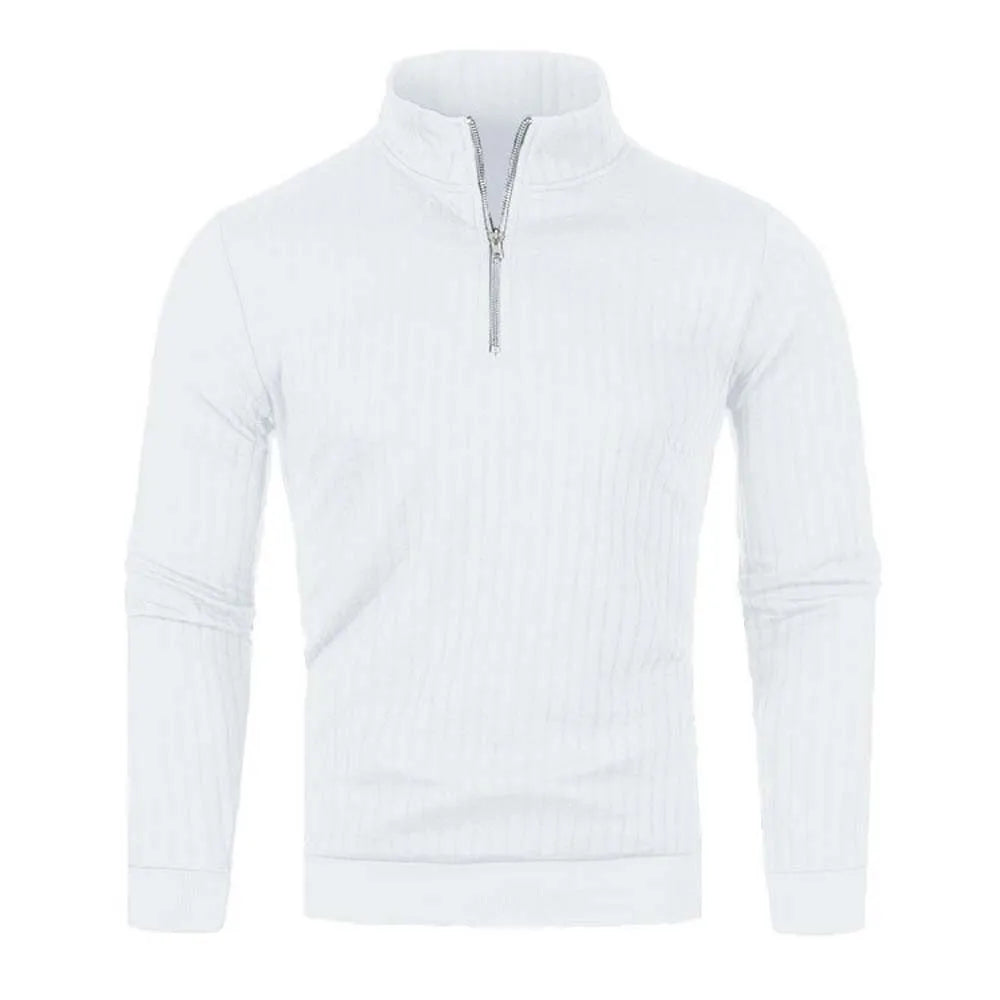 Hvid herretrøje med lynlås, ribstrikket design, langærmet. Perfekt til casual og stilfuldt look. Ideel til efterår og vintermode.