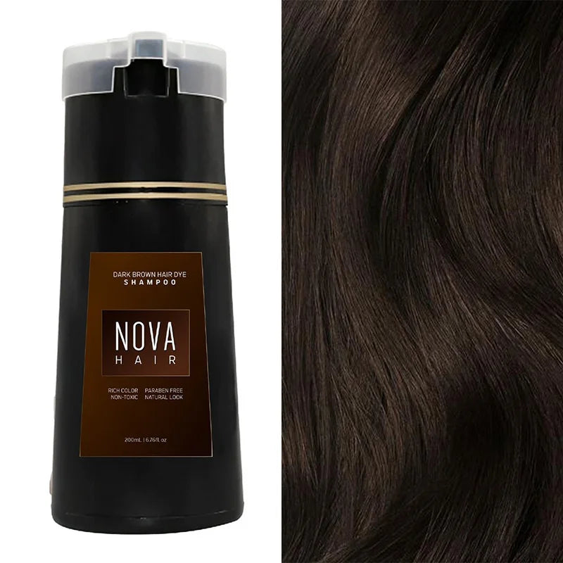 Mørkebrun hårfarve shampoo flaske ved siden af glansfuldt brunt hår. Parabenfri, farverigt resultat. Nova Hair produkt.