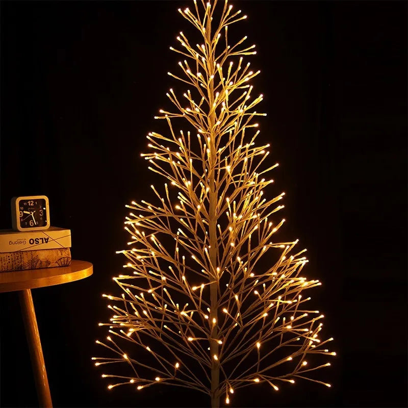 LED juletræ med varme hvide lys, moderne design, står ved siden af et rundt bord med bøger og et ur, perfekt til indendørs juledekoration.
