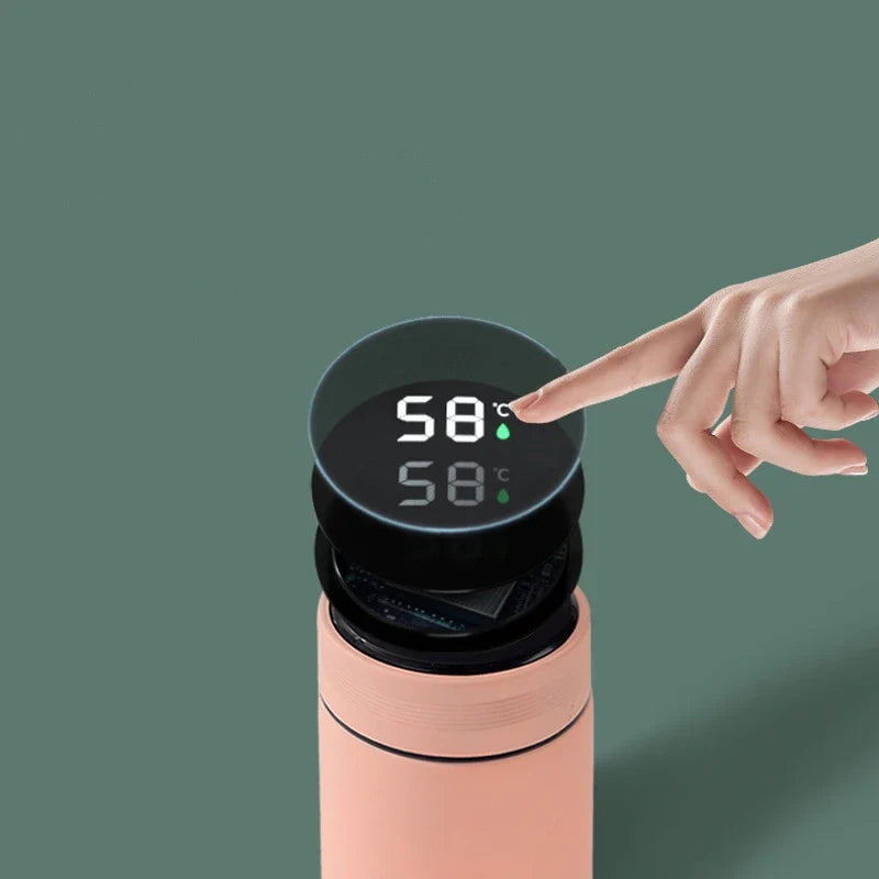 Smart termoflaske med digitalt display, der viser 58°C. Berøringsfølsom skærm til temperaturkontrol. Innovativt design, praktisk til rejser.