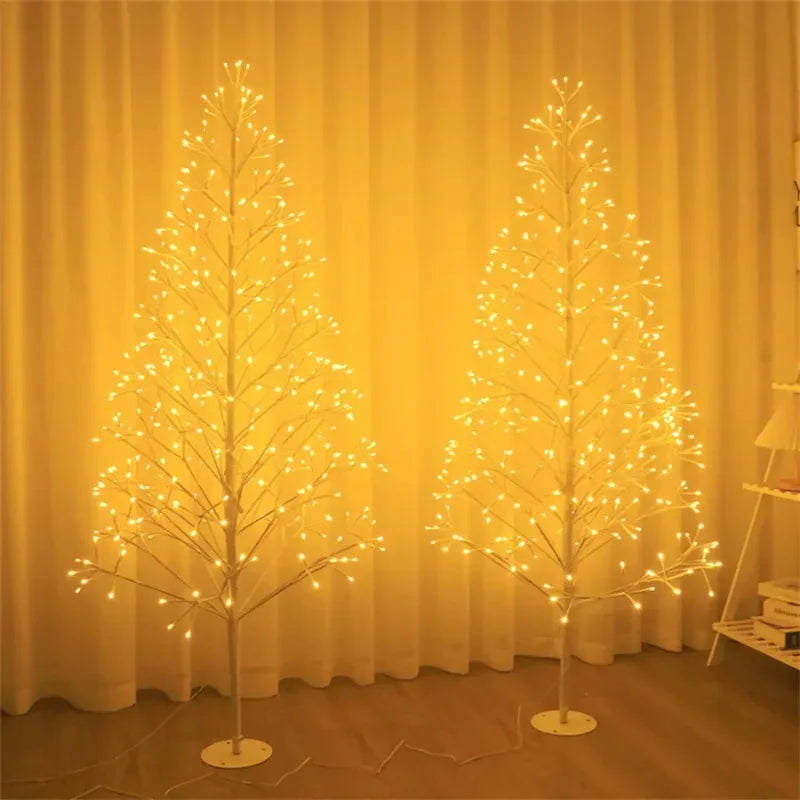 To LED-træer med varm hvid belysning i stue, skaber hyggelig atmosfære. Perfekt til juledekoration og indendørs belysning.