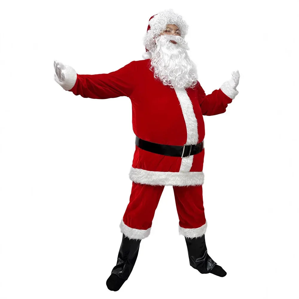 Julemand i klassisk rød dragt med hvidt skæg og sort bælte, poserer med åbne arme. Perfekt til julefester og julemandskostumer.
