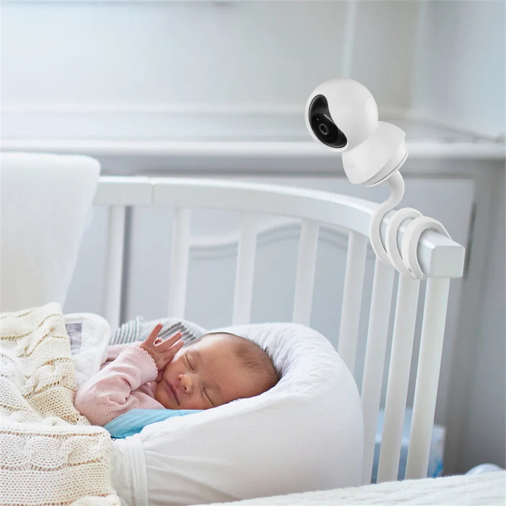 Babysovervågningskamera monteret på tremmeseng, overvåger sovende baby. Trådløst kamera til børneværelse, sikkerhed, babyalarm, natteovervågning.