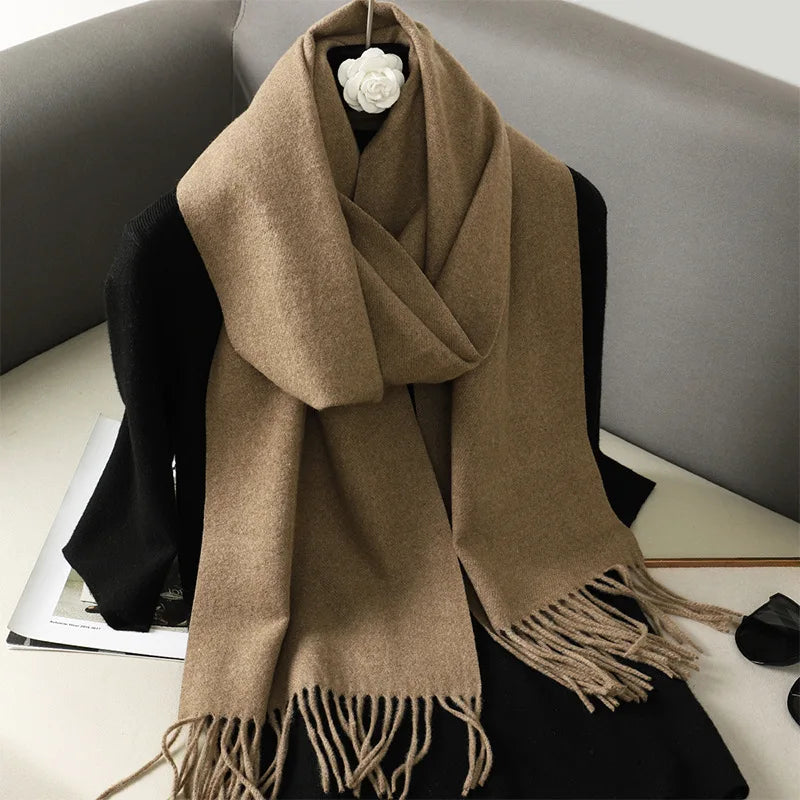 Brun kashmir tørklæde med frynser på sort sweater, elegant og varm til vintermode. Perfekt tilbehør til stilfuldt og komfortabelt look.