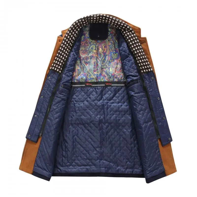Brun frakke med ternet krave, blå quiltet foring og farverigt paisley-mønster. Stilfuld herrejakke, perfekt til vintermode og elegant påklædning.