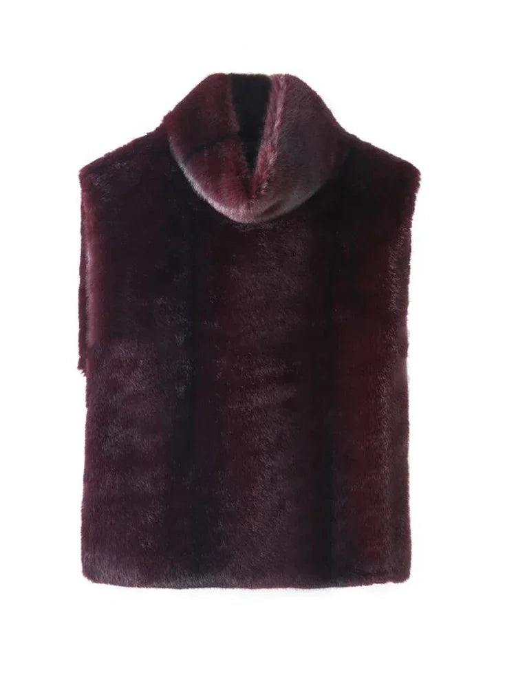 Bordeaux minkpels poncho med høj krave, luksuriøst design, blødt og elegant tilbehør til vintermode. Perfekt til stilfulde, kolde dage.