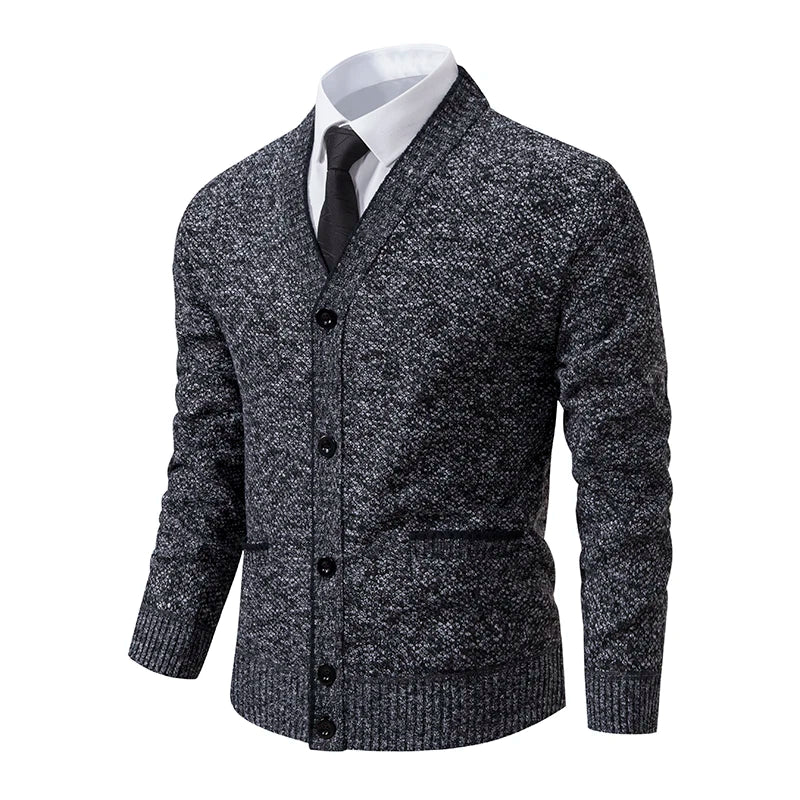 Grå strik cardigan til mænd med knapper, klassisk design, velegnet til formelle og afslappede lejligheder, kombineret med hvid skjorte og sort slips.