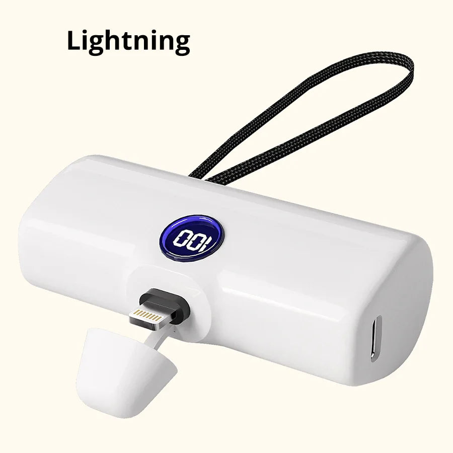 Hvid bærbar powerbank med Lightning-stik og LED-display, kompakt design, oplader til iPhone, praktisk håndledsrem, hurtig opladning.