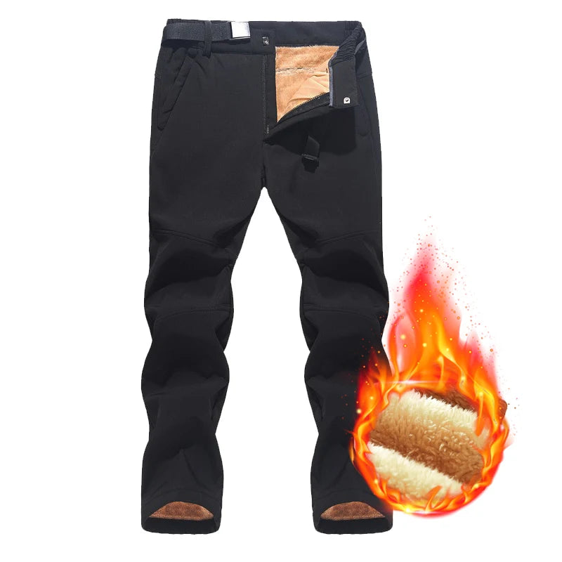 Sort fleeceforet vinterbukser til mænd, vandtætte og vindtætte, med flammeikon der symboliserer varmeisolering. Perfekt til udendørs aktiviteter.