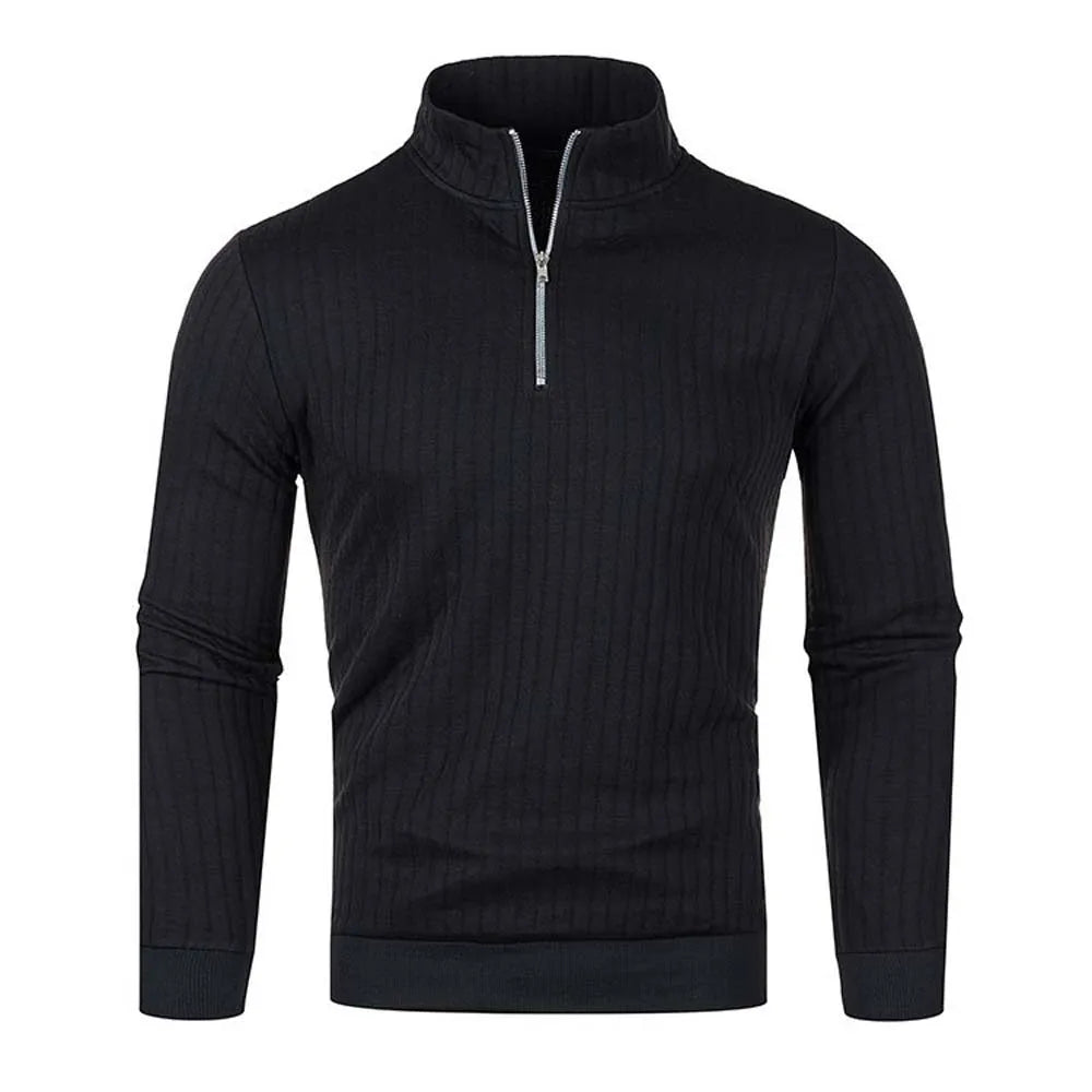 Sort striktrøje med lynlås, høj hals og ribstrikket mønster. Perfekt til herremode, vinterbeklædning og casual stil. Komfortabel og stilfuld.