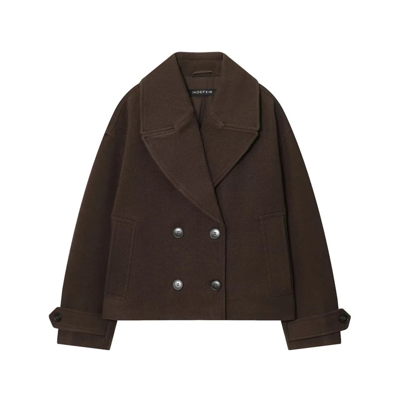 Brun dobbeltradet uldjakke til kvinder med brede revers og knapdetaljer. Elegant og stilfuld vinterjakke til modebevidste kvinder.