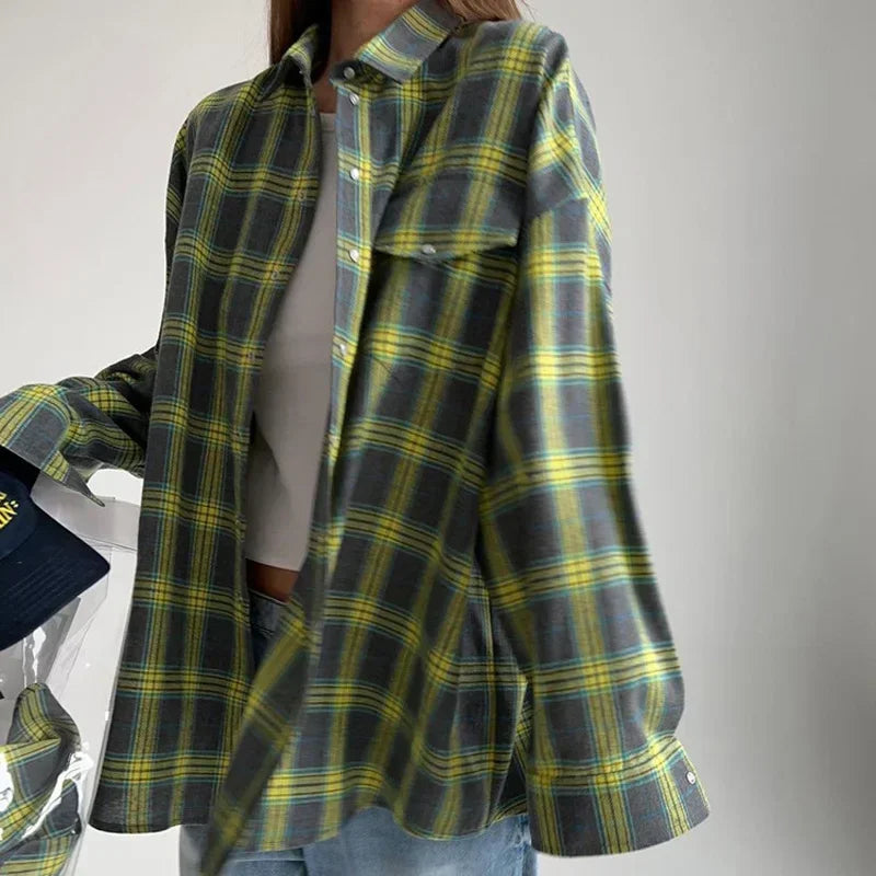 Kvinde iført gul og grønternet skjorte over hvid top, afslappet stil. Trendy mode, casual outfit, moderne tøjstil, plaid skjorte, damebeklædning.
