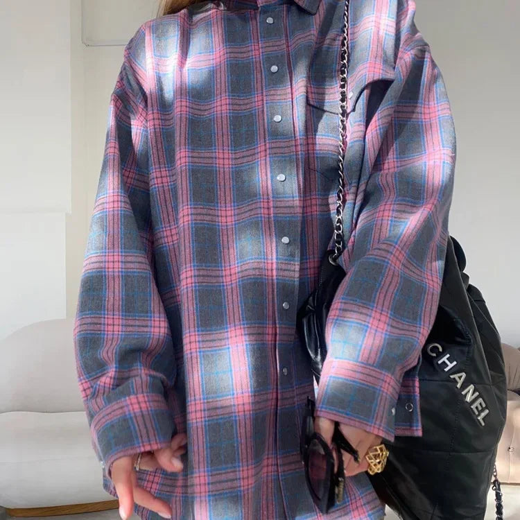 Kvinde iført ternet skjorte i blå og pink nuancer, bærer sort Chanel taske. Moderne mode, afslappet stil, trendy outfit til hverdagsbrug.