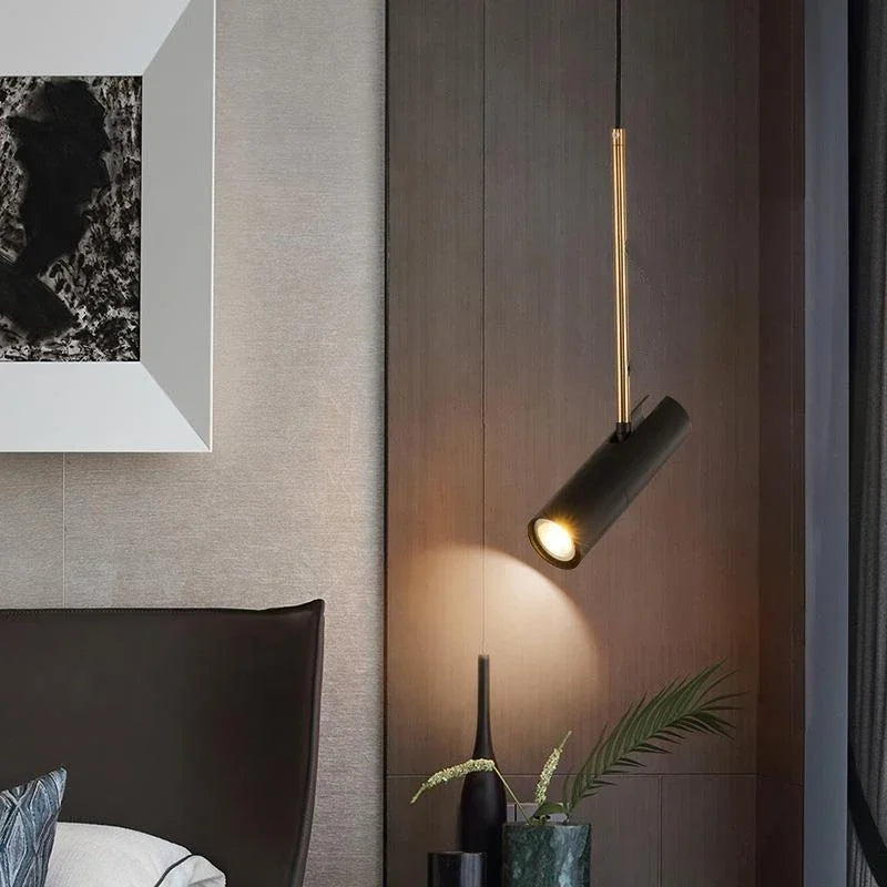 Moderne sort pendellampe i minimalistisk soveværelse, elegant vægkunst og stilfuld indretning. Perfekt til skandinavisk boligdesign.