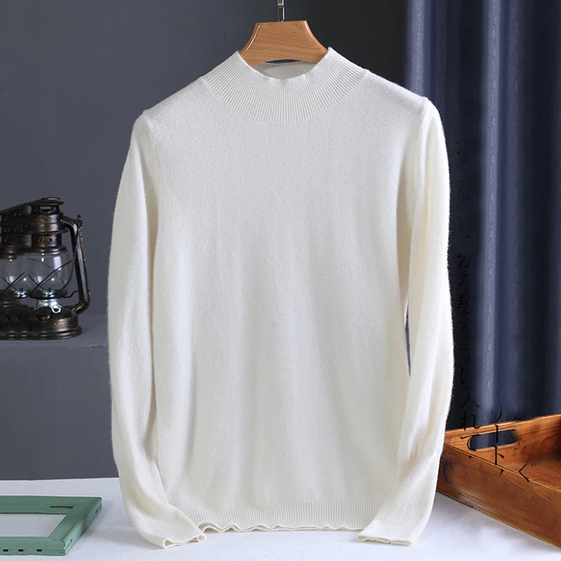 Hvid uldtrøje på bøjle, minimalistisk design, langærmet, rund hals. Perfekt til vintermode og stilfuldt herretøj.