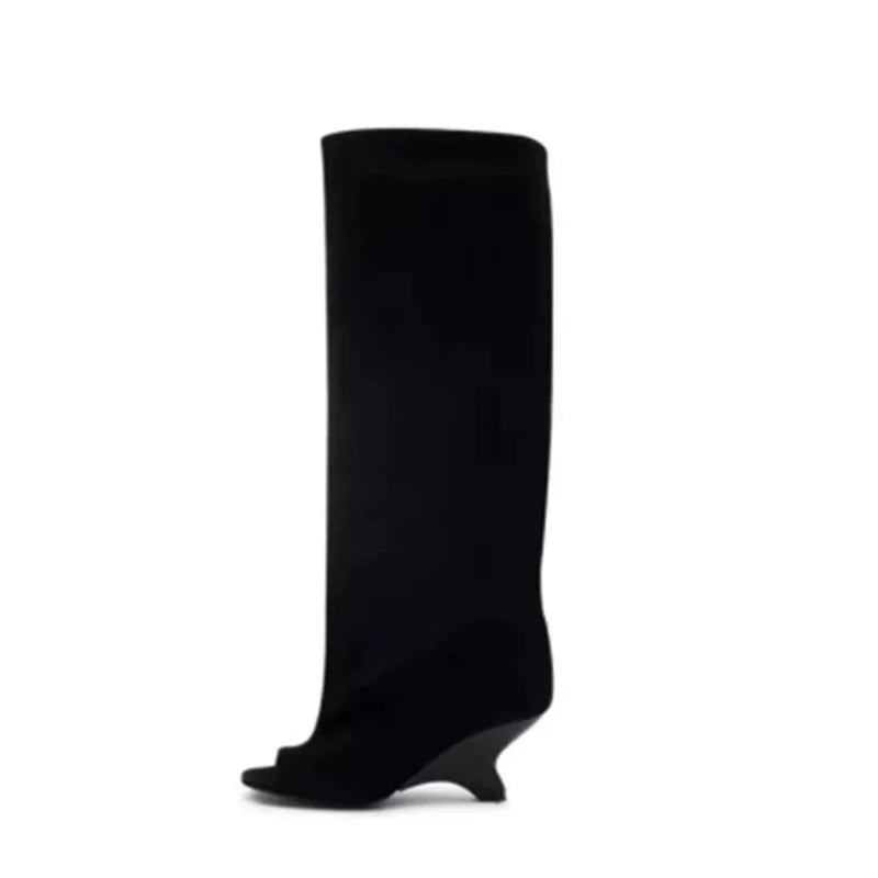 Sort knæhøj støvle med kilehæl og åben tå, moderne design, stilfuld fodtøj til kvinder, perfekt til modebevidste, elegant og trendy look.