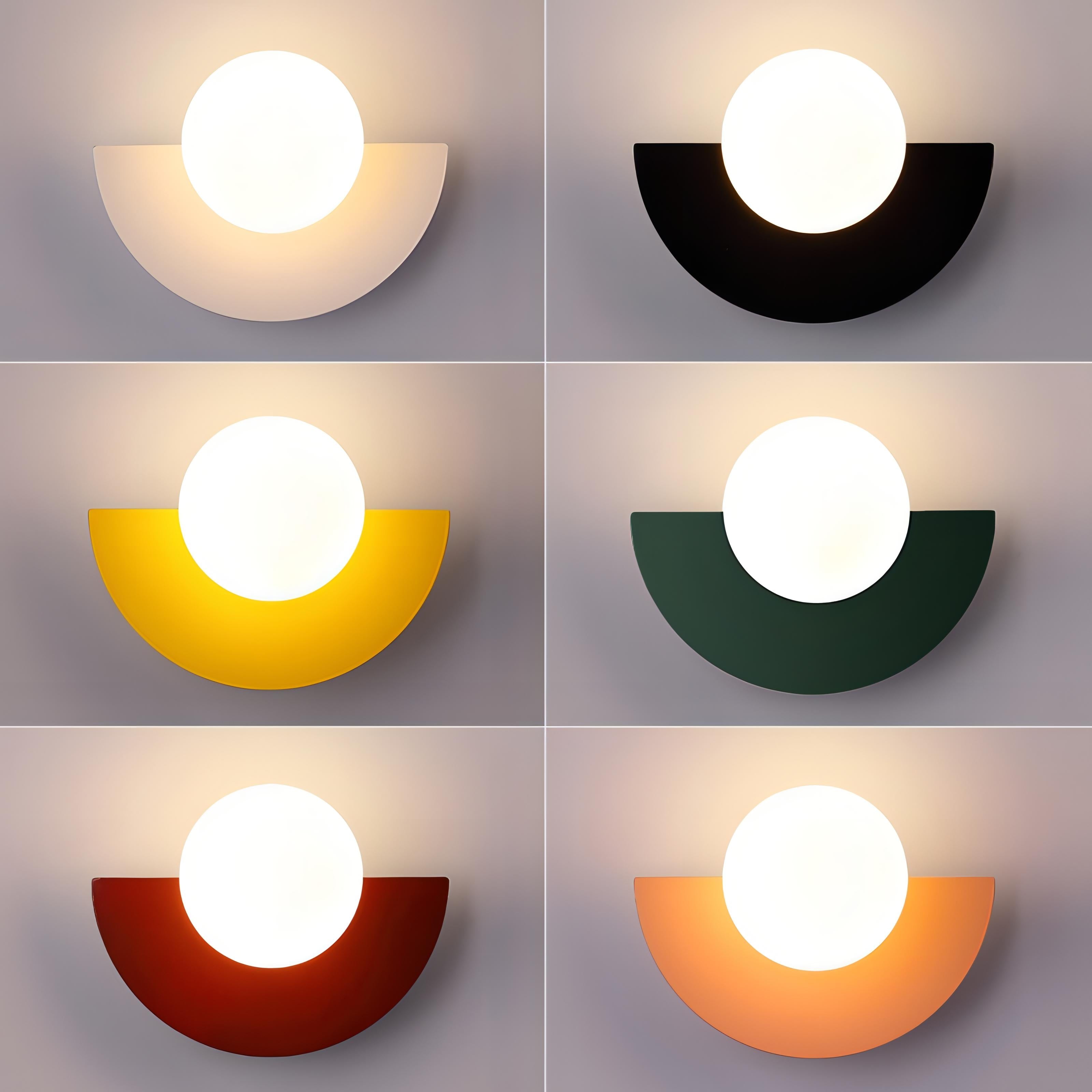 Seks moderne væglamper i forskellige farver: hvid, sort, gul, grøn, rød og orange. Minimalistisk design, halvcirkel form, energibesparende LED.