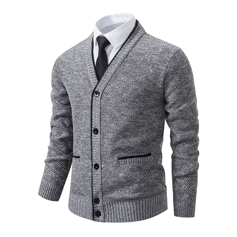Grå herrecardigan med knapper, klassisk design, kombineret med hvid skjorte og sort slips. Perfekt til formelle og afslappede lejligheder.