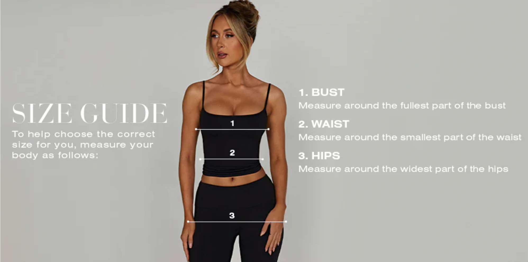 Kvinde i sort træningstøj viser størrelsesguide med målepunkter for buste, talje og hofter. Fitnessmode, kvindetøj, størrelsesvejledning.