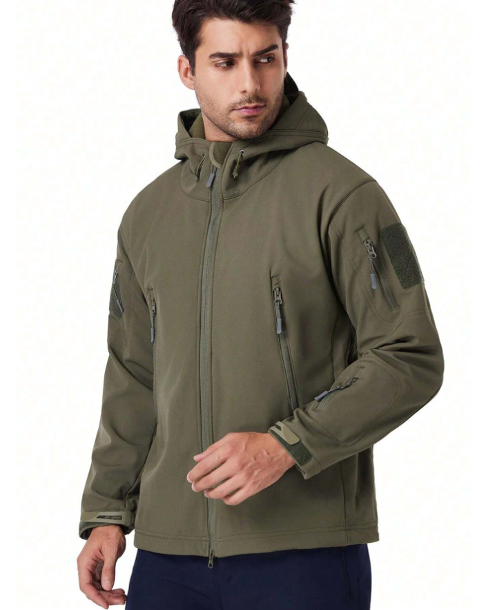 Mand iført olivengrøn softshell-jakke med hætte, lynlåse og lommer. Funktionel og stilfuld jakke til udendørs aktiviteter.