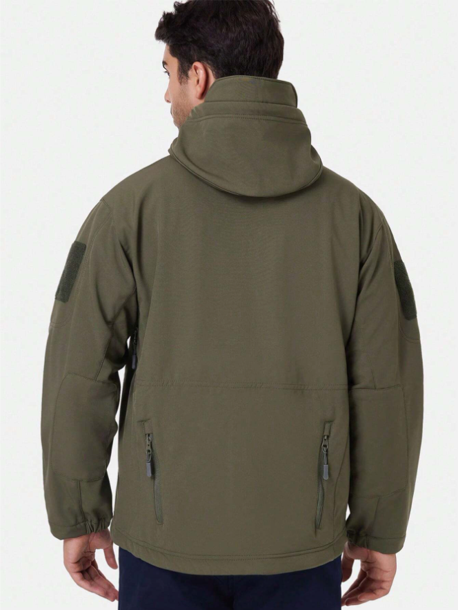 Mand iført olivengrøn softshell-jakke set bagfra, med hætte og lynlåslommer. Perfekt til udendørsaktiviteter og friluftsliv.