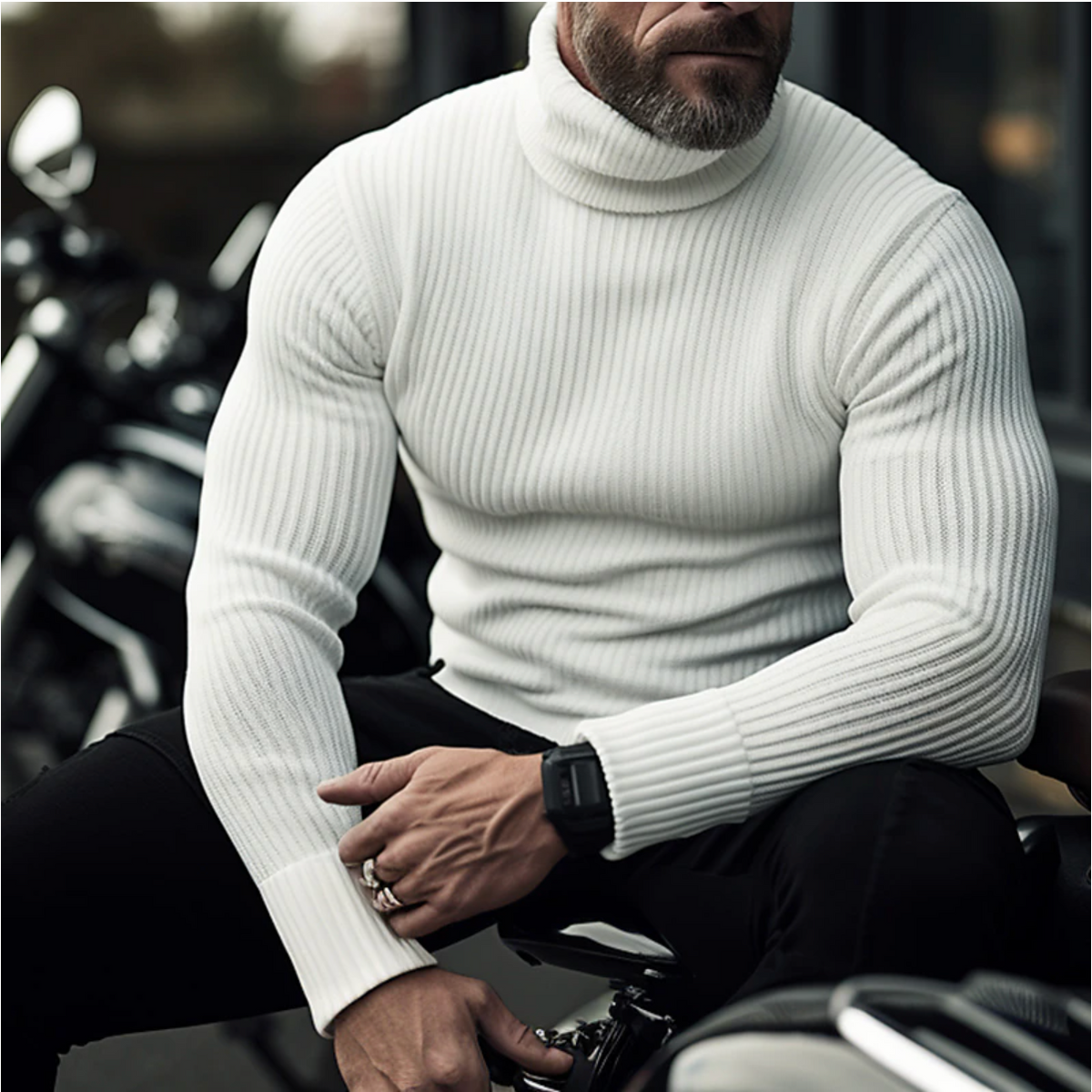 Mand i hvid rullekrave sweater sidder på motorcykel, iført sort ur og ring. Moderne herremode, stilfuldt vintertøj, motorcykelentusiast.