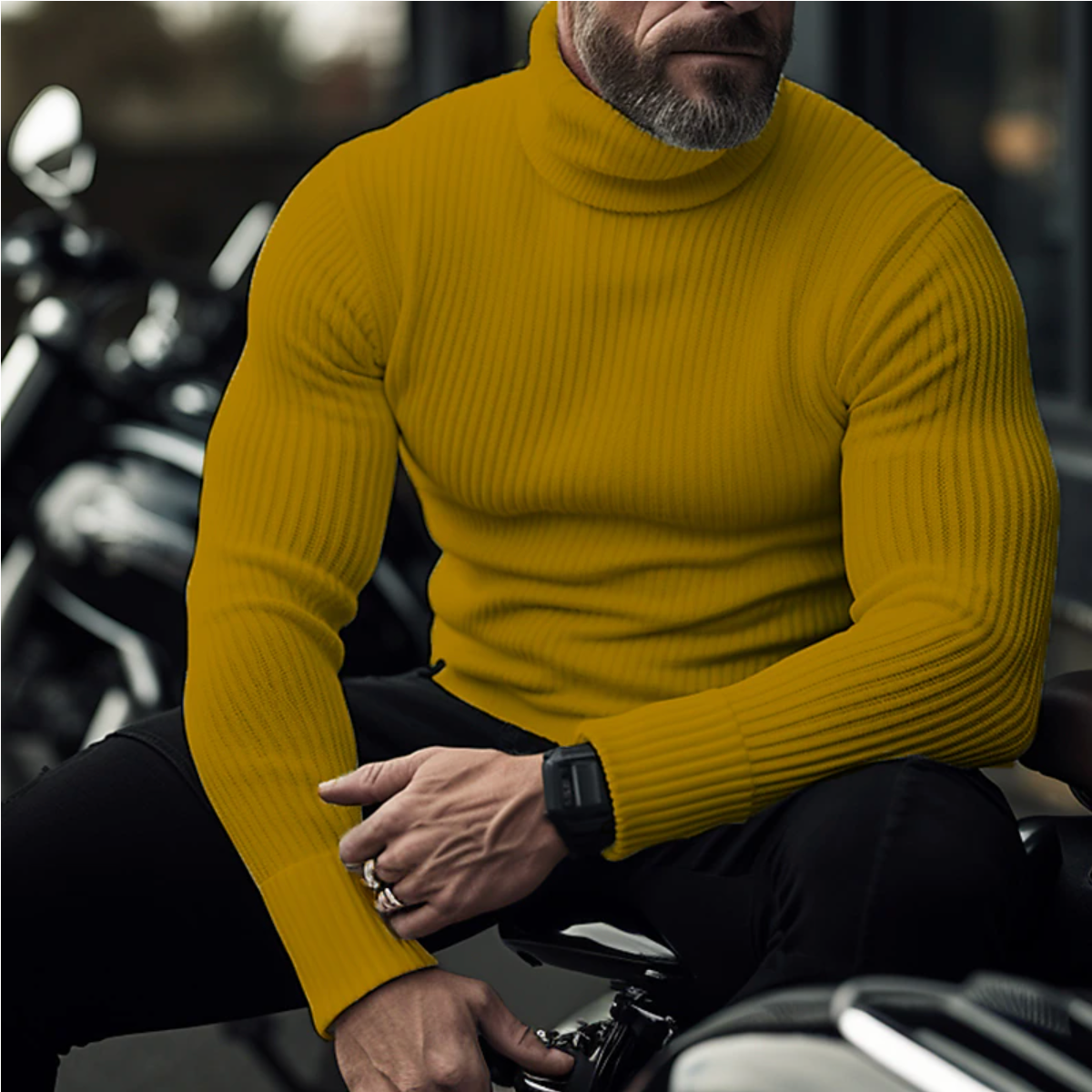 En mand sidder på en motorcykel iført en gul rullekravesweater og sort ur. Moderne herremode, motorcykel, stilfuldt efterårslook.