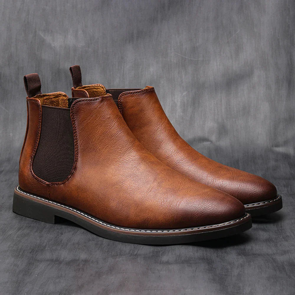 Brune læder Chelsea boots til mænd med elastiske sider, stilfuldt design, komfortable og velegnede til både formelle og afslappede anledninger.