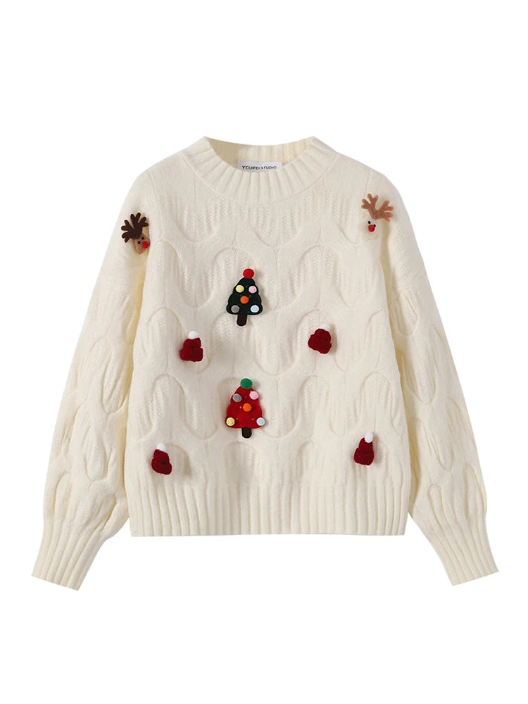 Hvid julesweater med rensdyr- og juletræsmotiver, strikket i kabelmønster. Perfekt til vintermode og julefester. Unisex design.