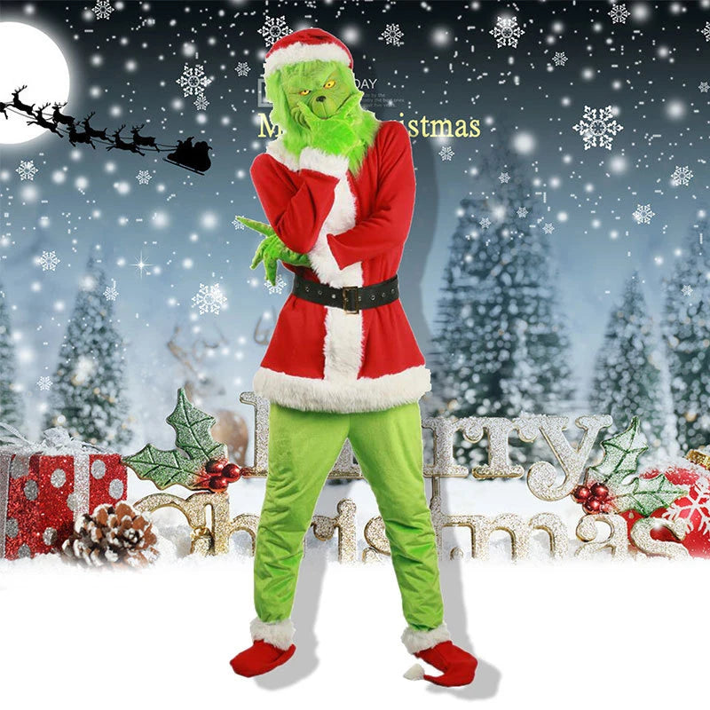 Grinch i julemandskostume foran sneklædt skov med "Merry Christmas" skilt, gaver og snefnug. Perfekt til juledekoration og festlig stemning.