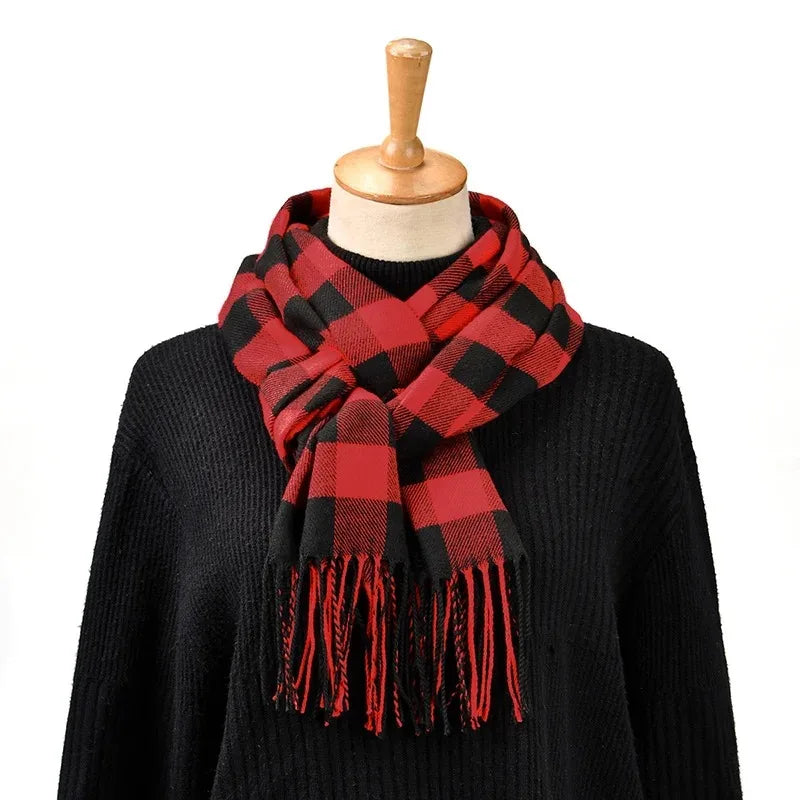 Rød og sort ternet halstørklæde på sort sweater. Vintermode, stilfuldt tilbehør, varm uld, klassisk design, trendy tøj til koldt vejr.