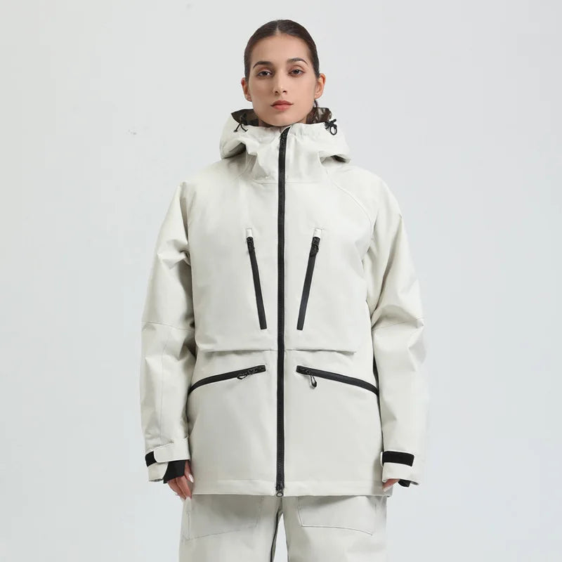 Hvid vandtæt jakke til kvinder med hætte og lynlåslommer, ideel til udendørs aktiviteter. Moderne design, velegnet til vinter og regnvejr.