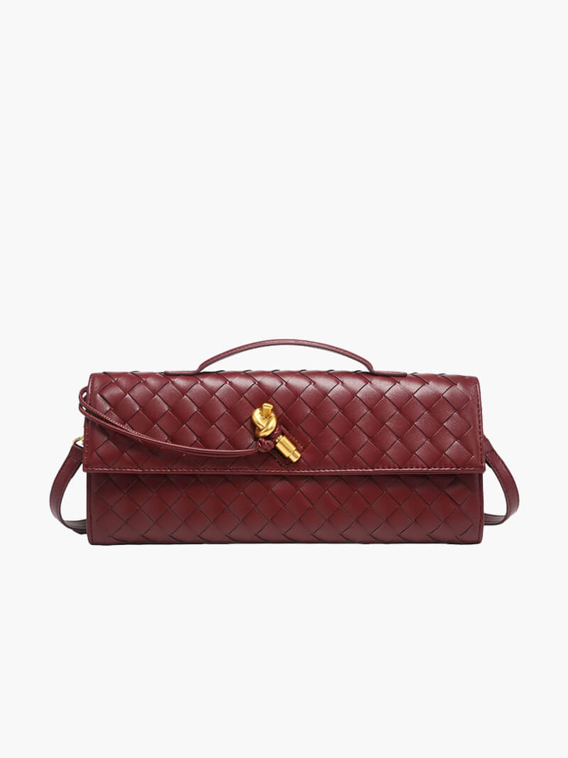 Bordeaux rød flettet lædertaske med gulddetalje, elegant design, håndtag og skulderrem. Perfekt til modebevidste kvinder.