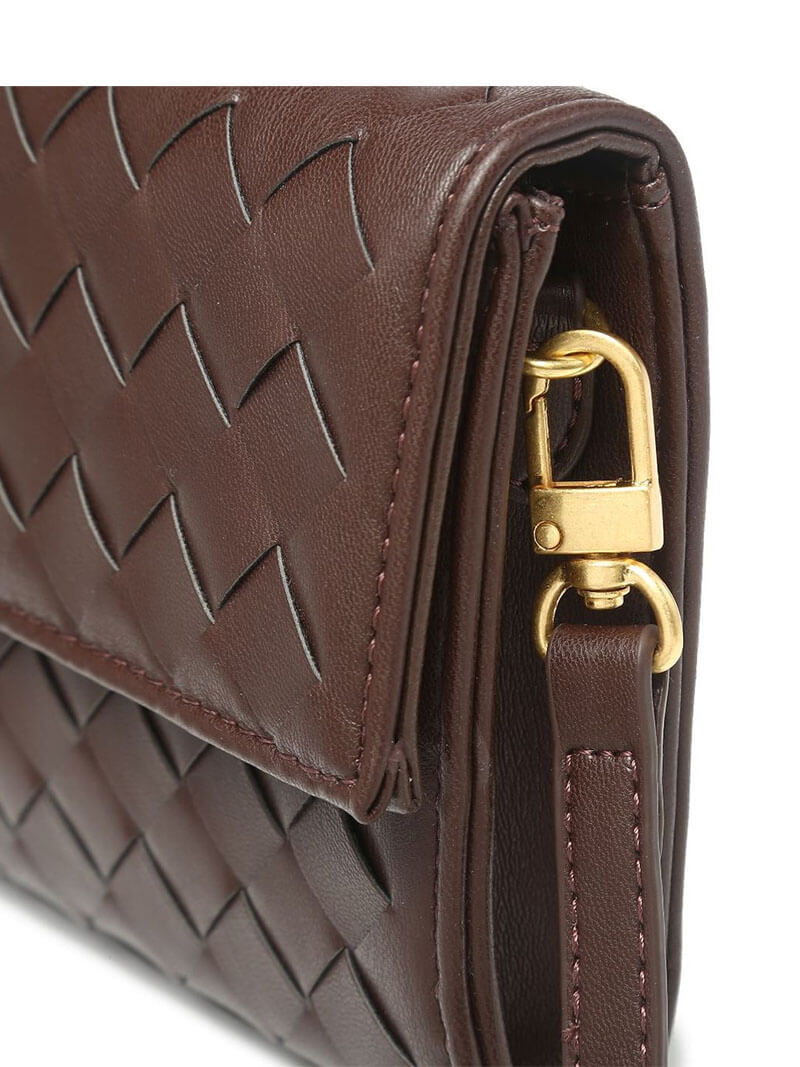 Brun lædertaske med flettet mønster og gylden karabinhage. Elegant design, perfekt til modebevidste kvinder. Høj kvalitet, stilfuldt tilbehør.