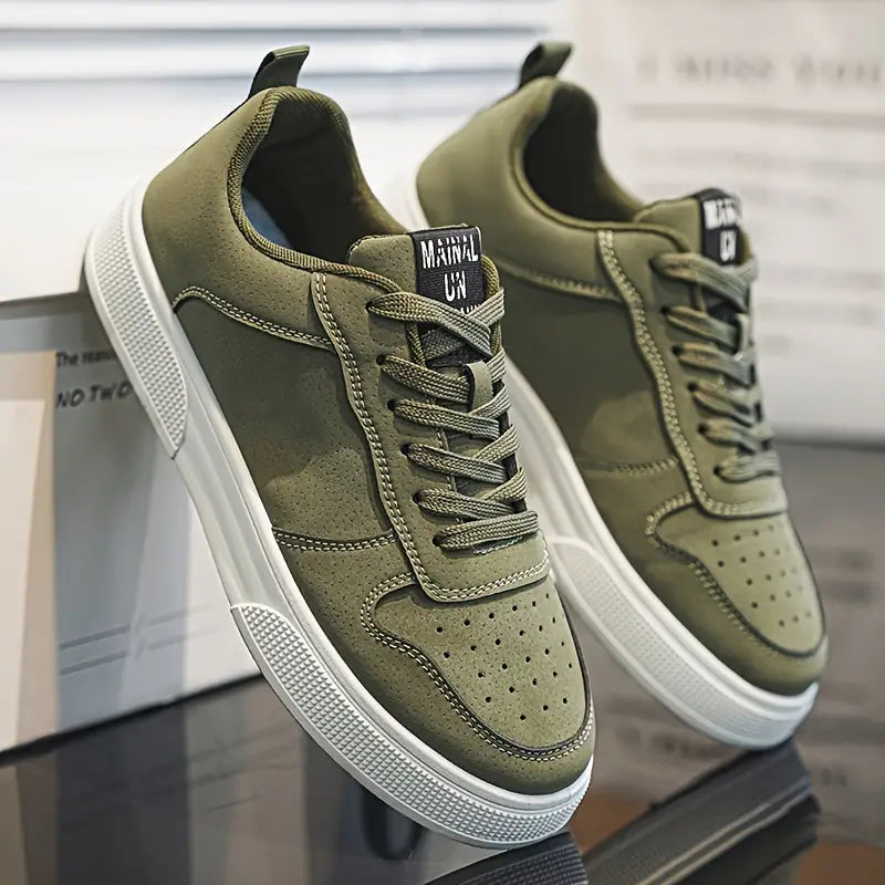 Olivengrønne sneakers med hvid sål, perforeret tå og snørebånd. Moderne herresko, stilfuldt design, perfekt til casual brug.