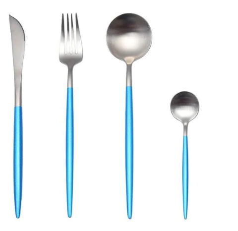 Fire bestikdele med blå håndtag: kniv, gaffel, spiseske og teske. Moderne design, rustfrit stål, køkkenudstyr, stilfuldt bestiksæt.