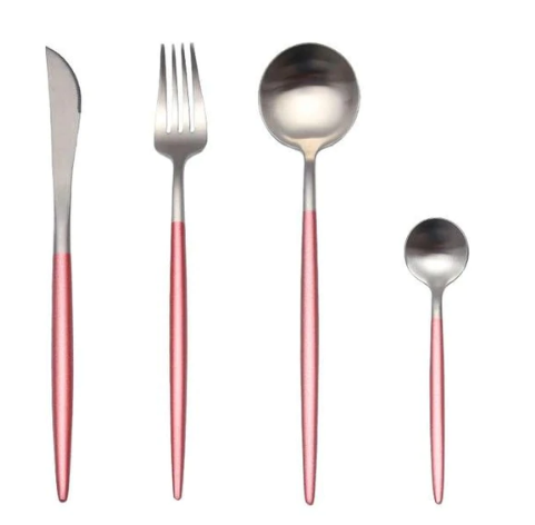 Rosa bestiksæt i rustfrit stål med kniv, gaffel, spiseske og teske. Moderne design, ideelt til stilfulde borddækninger.