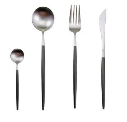 Sort bestik sæt med ske, gaffel, kniv og teske i rustfrit stål og sort håndtag. Moderne design, køkkenudstyr, spisebestik.