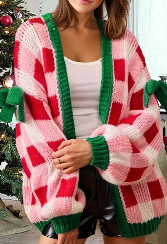 Cardigan natalizia rosa chiaro a quadri da donna - maglione in maglia aperta con bordo verde e dettagli a fiocco