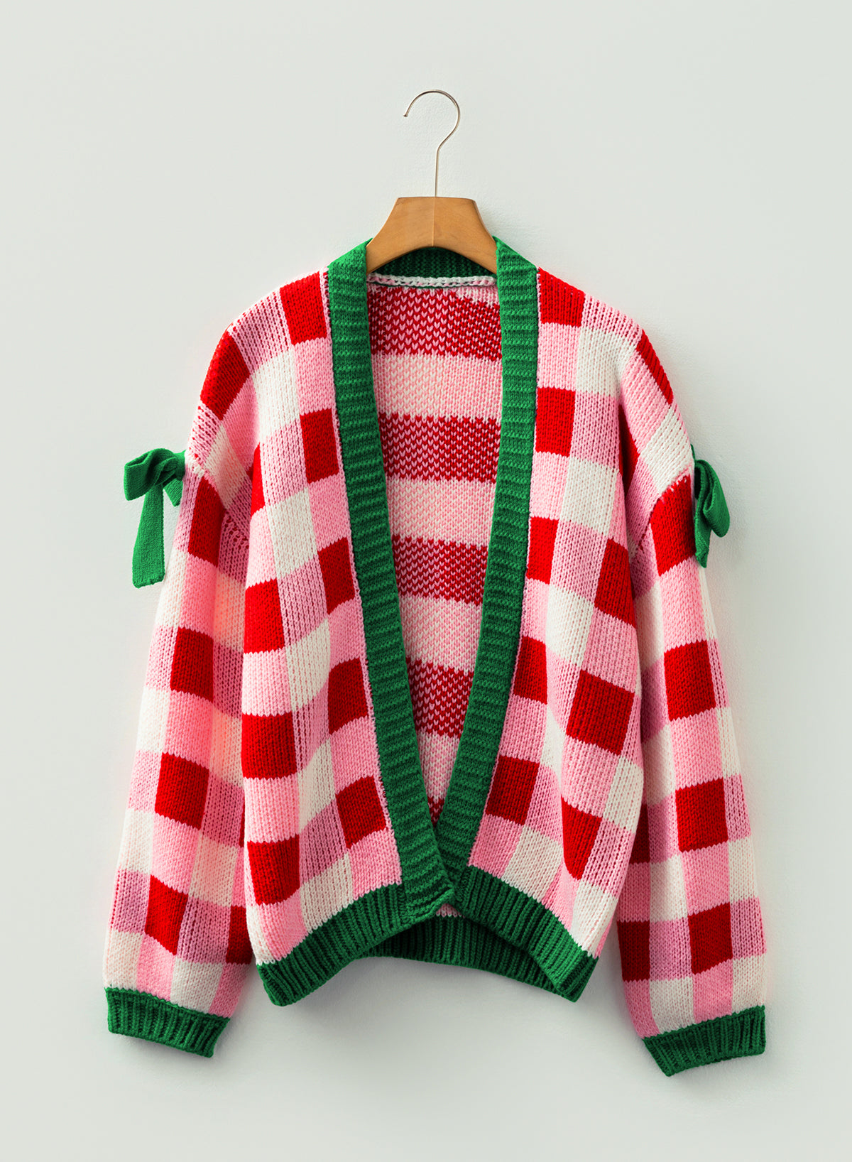 Cardigan natalizia rosa chiaro a quadri da donna - maglione in maglia aperta con bordo verde e dettagli a fiocco