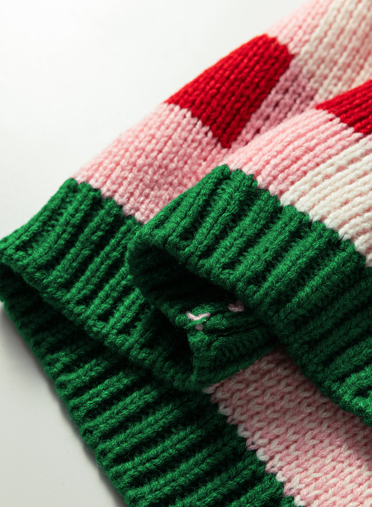 Cardigan natalizia rosa chiaro a quadri da donna - maglione in maglia aperta con bordo verde e dettagli a fiocco