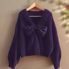 Damski sweter z dekoltem w serek i dużą kokardą - elegancki pulower z rękawami typu nietoperz