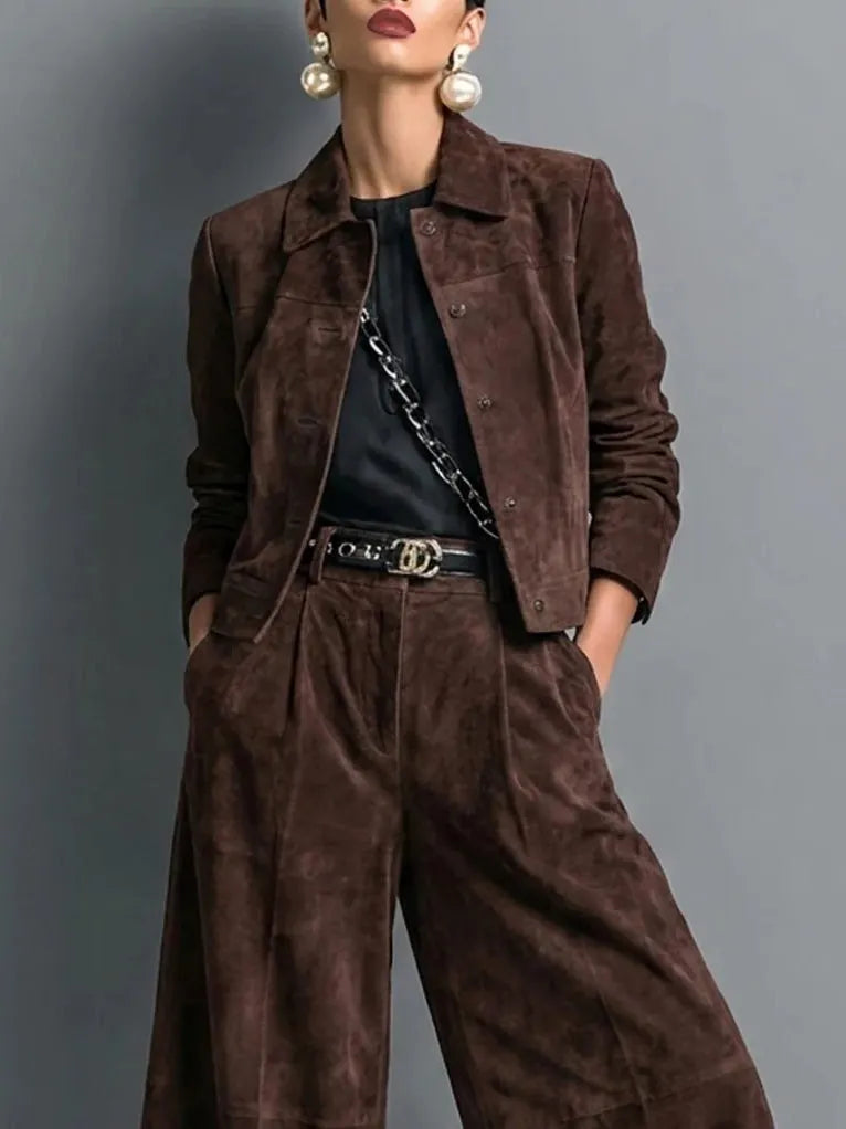 Conjunto marrón oscuro con chaqueta de ante sintético y pantalones de pernera ancha